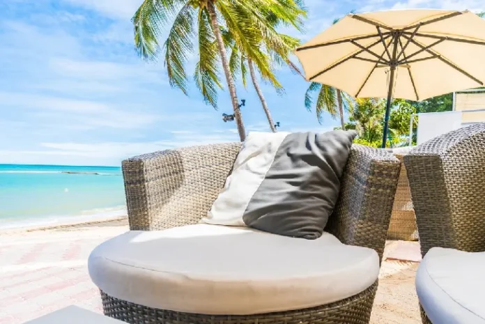 Coastal Homes Palm Beach Living: The Perks of Coastal Homes