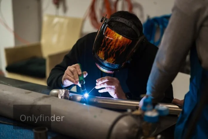 Tig Pulsado Bull Welder in action, showcasing its precision welding capabilities on various metals.