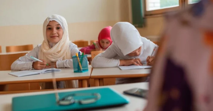 Klasody online education platform interface with virtual classroom and AI learning tools.